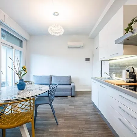 Blue House Near Parco San Donato Apartament *